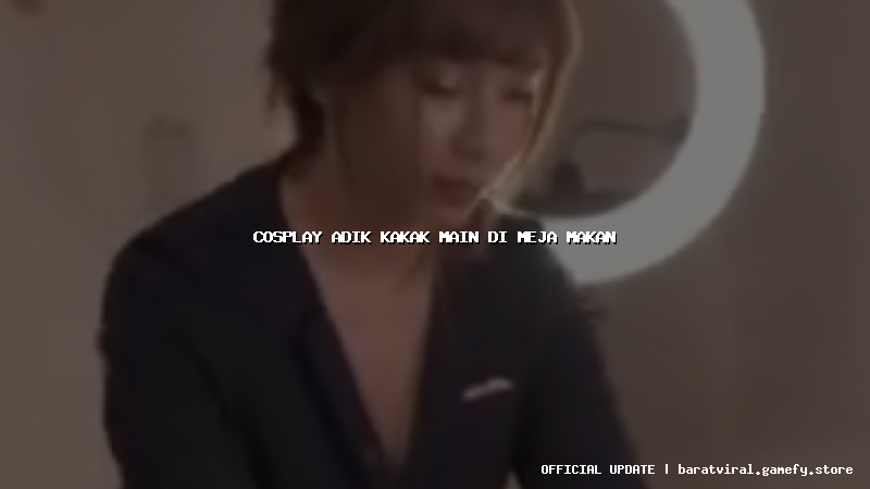 cosplay adik kakak main di meja makan